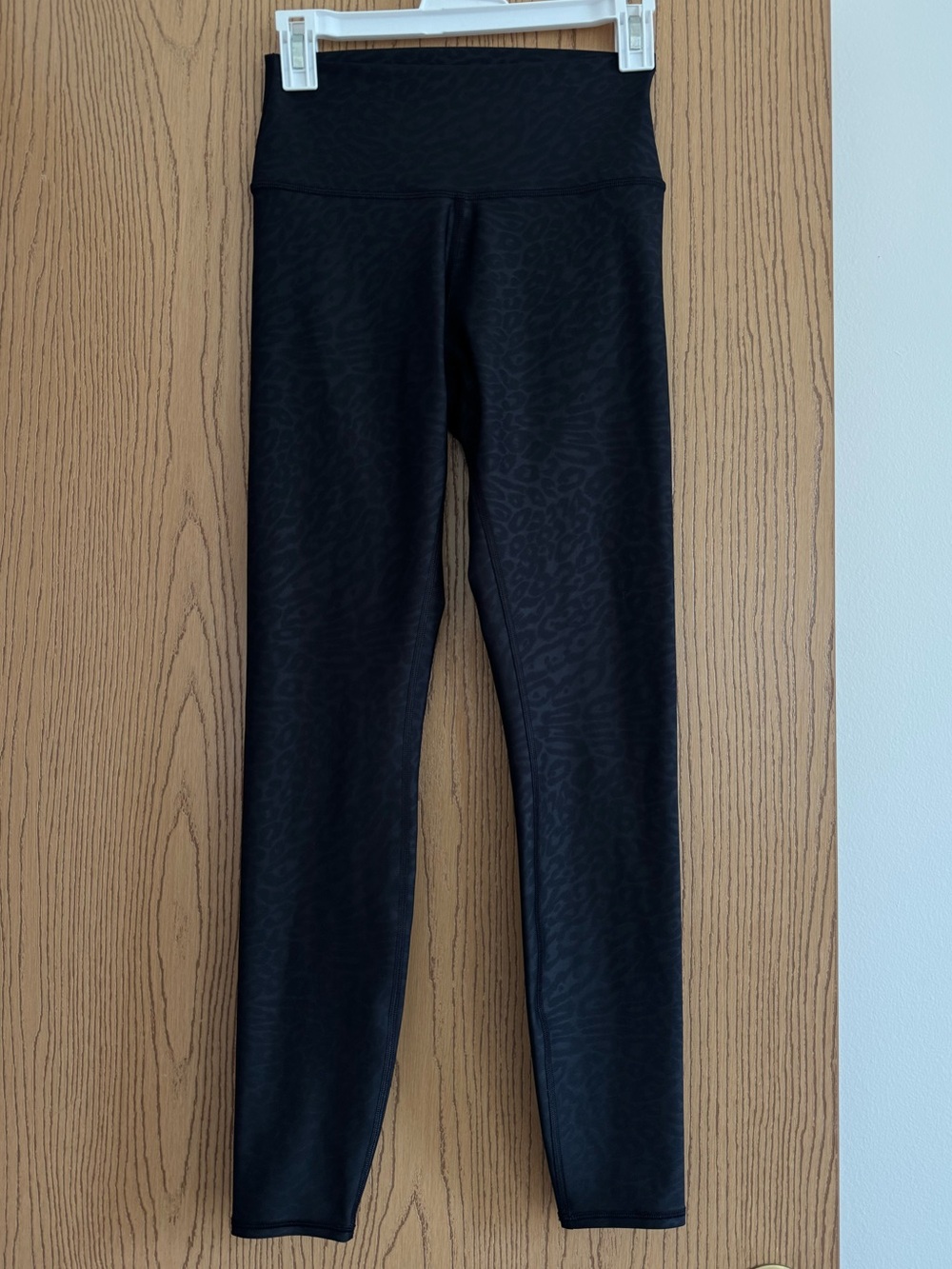 ALO Yoga 7/8 Women’s Black Leopard Airlift High-Waist Leggings